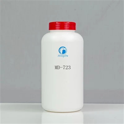 Plastikowe pojemniki z pokrywkami o pojemności 750 ml